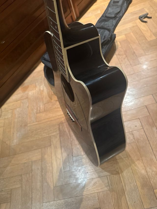 Guitarra Acústica Negra con Funda
