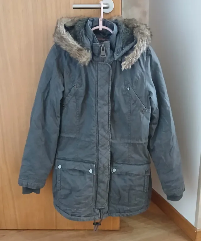 Chaqueta acolchada verde con capucha