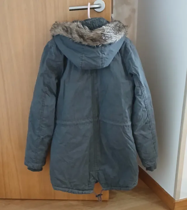 Chaqueta acolchada verde con capucha