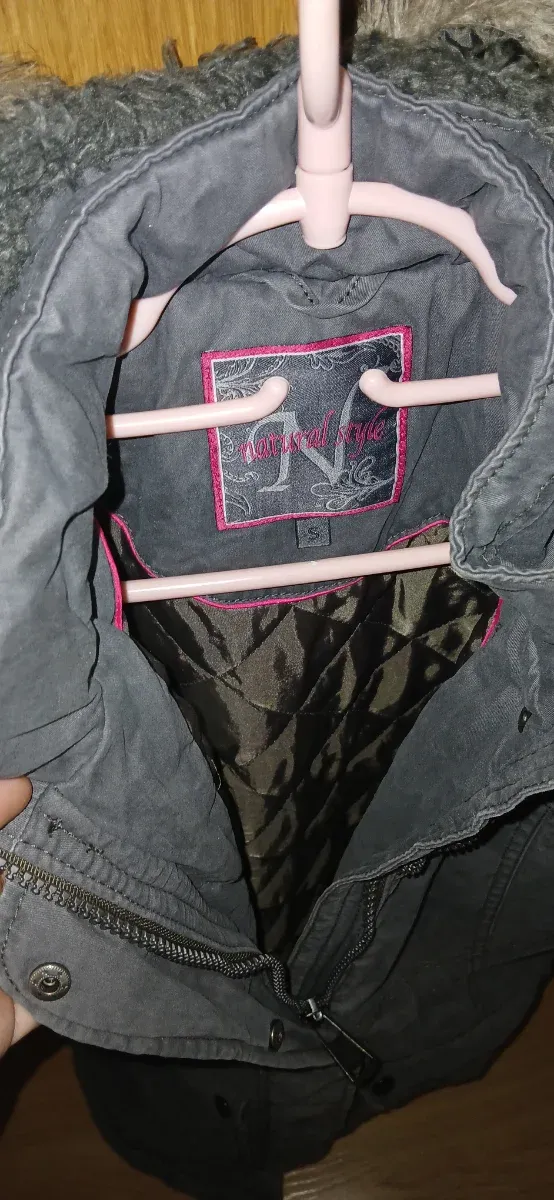 Chaqueta acolchada verde con capucha