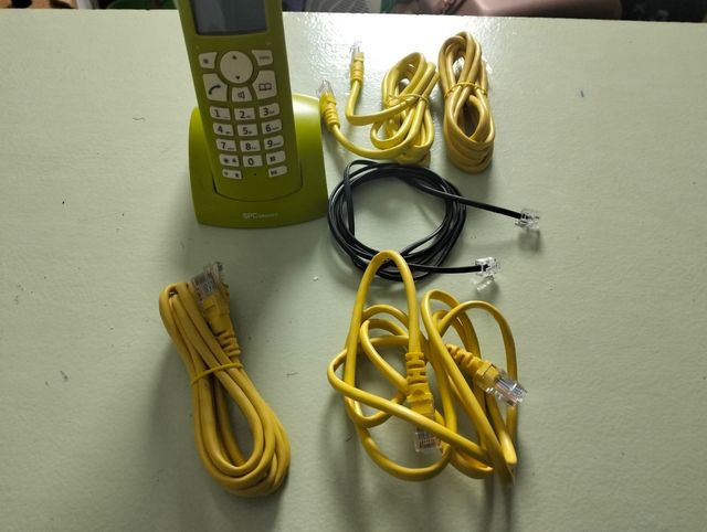 Teléfono SPC Telecom verde con cables de regalo