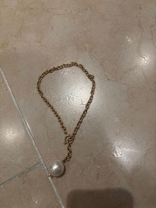 Gargantilla dorada con perla