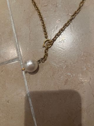 Gargantilla dorada con perla