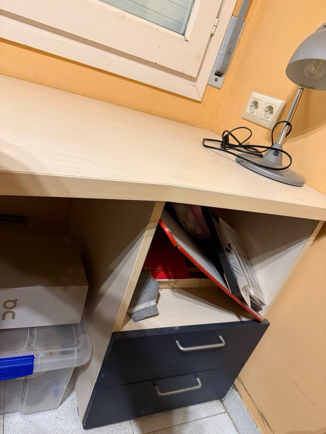 Escritorio de madera robusta