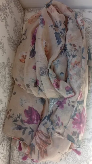 Pañuelo flores beige y rosa