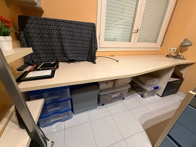 Escritorio madera beige y negro