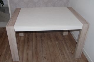 Mesa extensible madera blanca con patas color Olmo