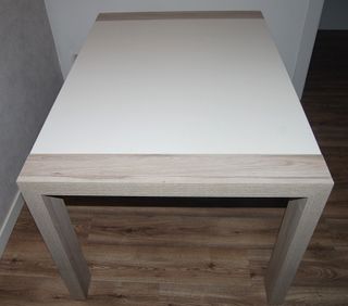 Mesa extensible madera blanca con patas color Olmo