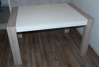 Mesa extensible madera blanca con patas color Olmo