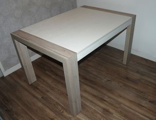 Mesa extensible madera blanca con patas color Olmo