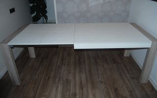 Mesa extensible madera blanca con patas color Olmo