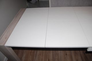 Mesa extensible madera blanca con patas color Olmo