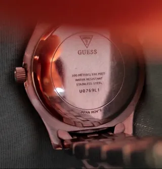 Reloj Guess plateado con estuche negro