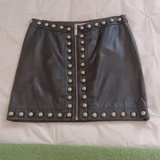 Minifalda negra con tachuelas