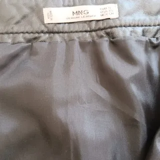 Minifalda negra con tachuelas