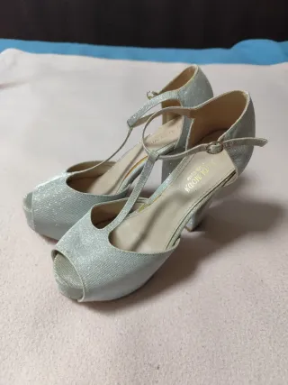 Tacones plateados de fiesta con tira