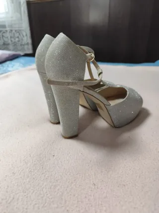 Tacones plateados de fiesta con tira