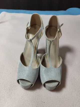 Tacones plateados de fiesta con tira