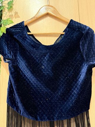 Top brillante con flecos