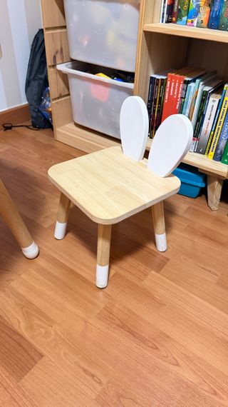 Mesa infantil Montessori con 2 sillas