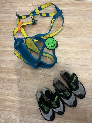 Arnés escalada Simond y 2 pares pies de gato lo