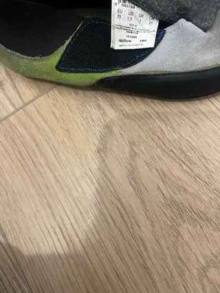 Arnés escalada Simond y 2 pares pies de gato lo