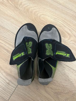 Arnés escalada Simond y 2 pares pies de gato lo