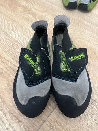 Arnés escalada Simond y 2 pares pies de gato lo