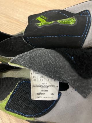 Arnés escalada Simond y 2 pares pies de gato lo