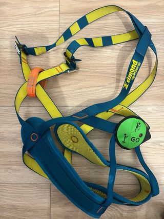 Arnés escalada Simond y 2 pares pies de gato lo