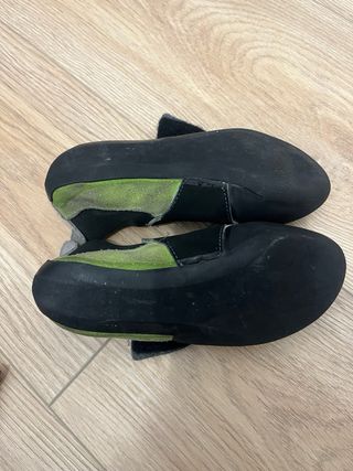 Arnés escalada Simond y 2 pares pies de gato lo