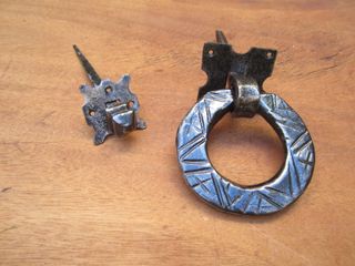 Llamador antiguo con clavo golpeo, forja s. XVIII.