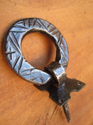 Llamador antiguo con clavo golpeo, forja s. XVIII.