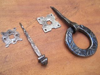 Llamador antiguo con clavo golpeo, forja s. XVIII.