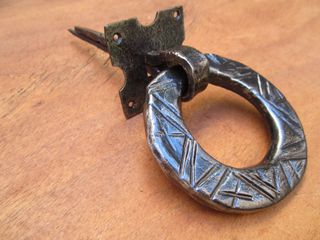 Llamador antiguo con clavo golpeo, forja s. XVIII.