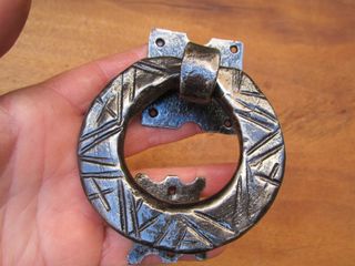 Llamador antiguo con clavo golpeo, forja s. XVIII.