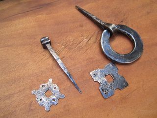 Llamador antiguo con clavo golpeo, forja s. XVIII.