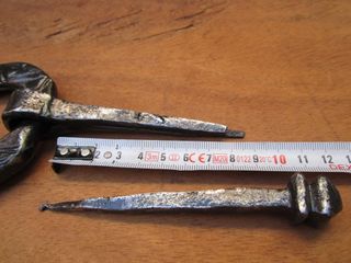 Llamador antiguo con clavo golpeo, forja s. XVIII.