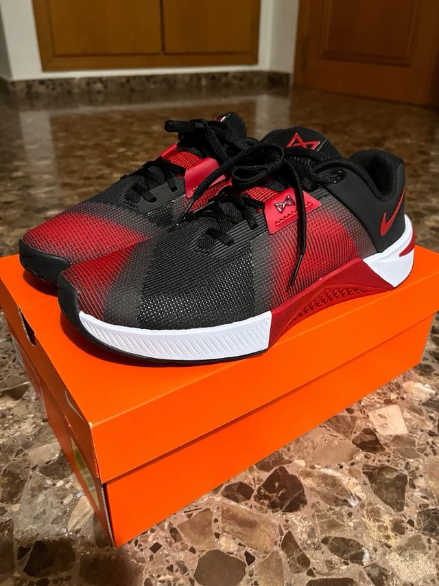 Nike Metcon 10 Talla 42.5 Negro/Rojo