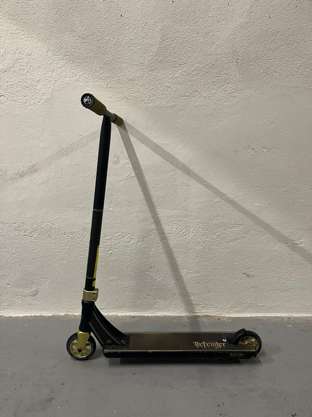 Patinete Freestyle Defender Negro/Dorado