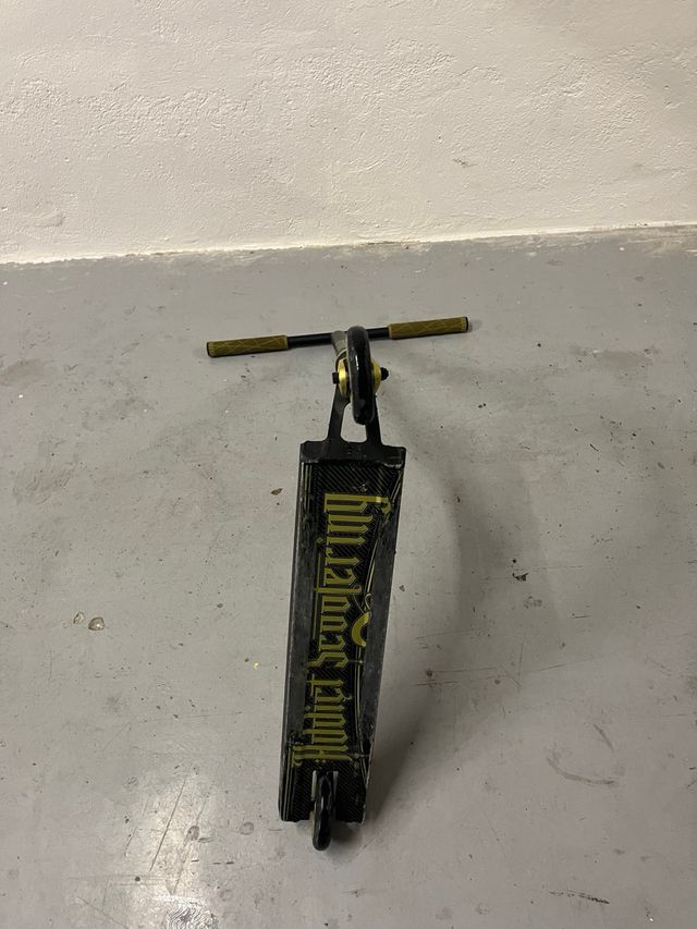 Patinete Freestyle Defender Negro/Dorado