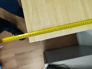 Mesa de escritorio color madera y metal