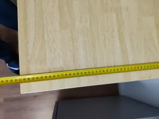 Mesa de escritorio color madera y metal