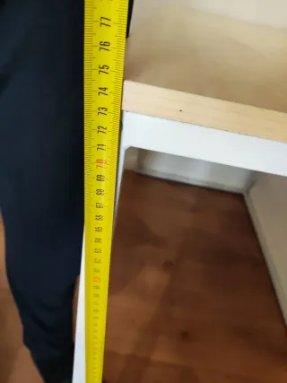 Mesa de escritorio color madera y metal