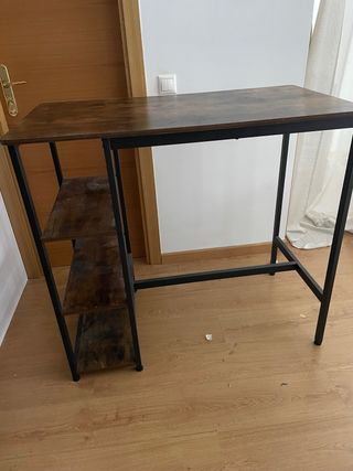 Tavolo alto 1m con scaffali