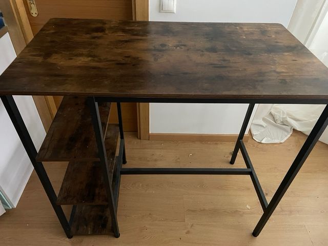 Mesa alta 1m con estanterías