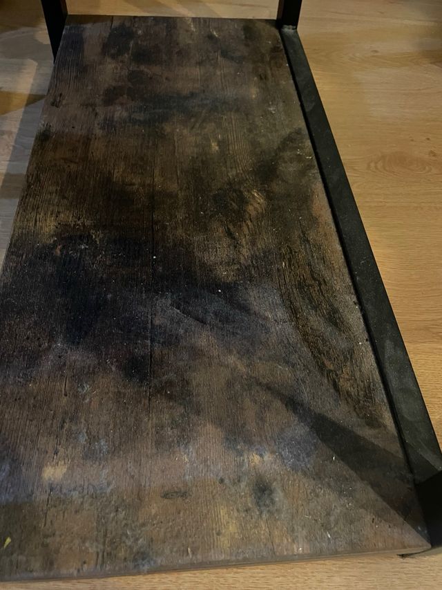 Tavolo alto 1m con scaffali