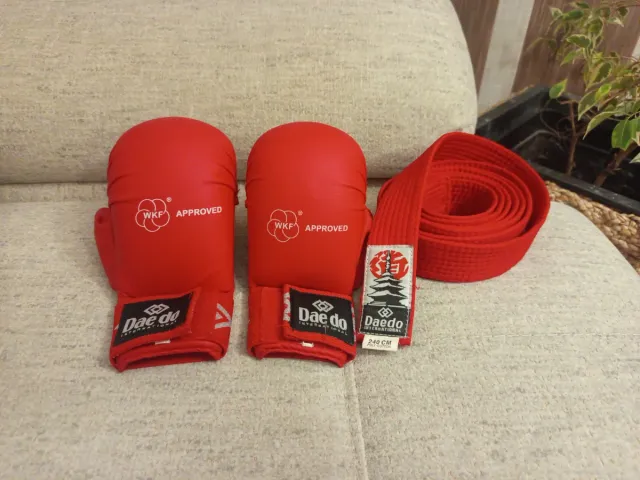 Guantillas y Cinturón Daedo Rojo WKF