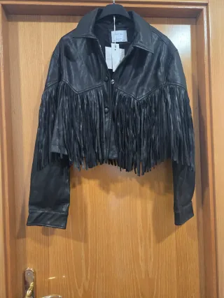 Chaqueta Bershka Negra con Flecos