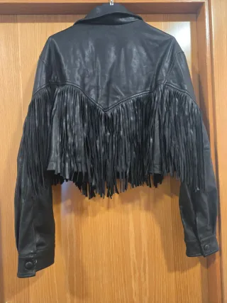 Chaqueta Bershka Negra con Flecos